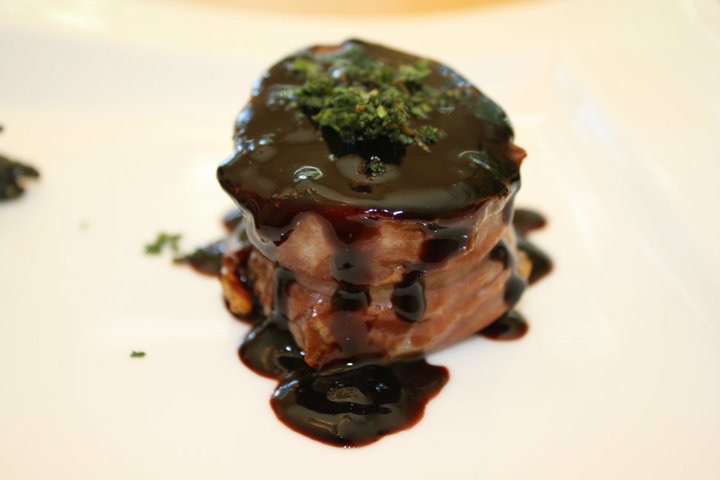 Bacon-wrapped beef tournedos with red wine reduction