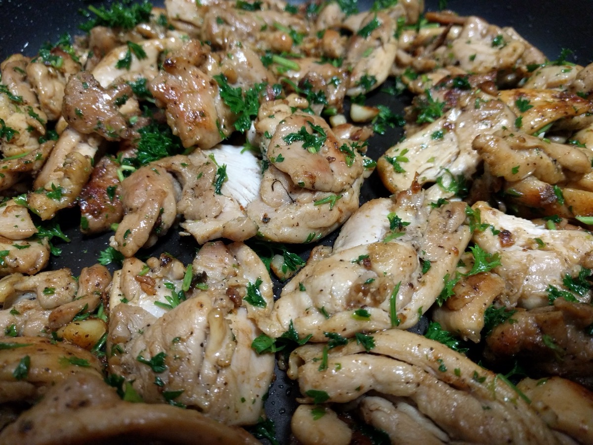 Sautéed chicken pieces with garlic and parsley