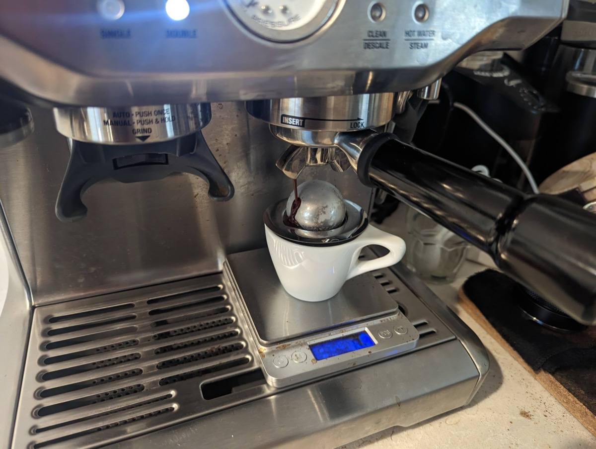 Espresso pulling on a Breville with precision scale